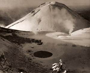 朝陽の阿寒富士 [高原知行, アサヒカメラ 1955年4月号より]のサムネイル画像