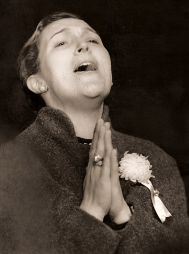 勝利を祈るペレス夫人(ボクシングの応援） [谷司, アサヒカメラ 1955年4月号より] パブリックドメイン画像 