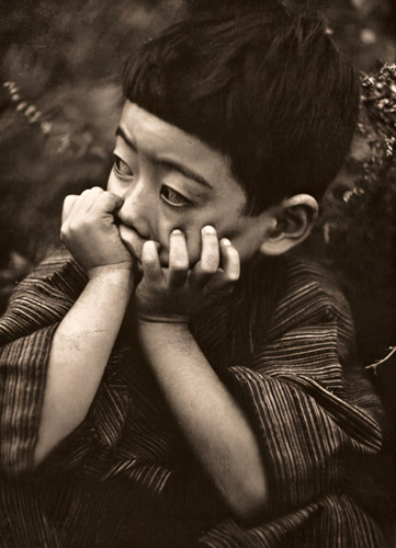 たいくつした子供 [西真一郎, アサヒカメラ 1955年4月号より] パブリックドメイン画像 