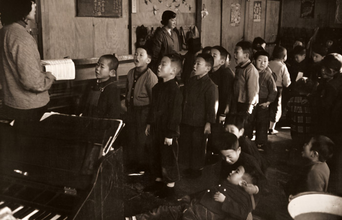 幼稚園 [鈴木義夫, アサヒカメラ 1955年4月号より] パブリックドメイン画像 