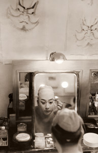 歌舞伎楽屋にて [渋谷喜一, アサヒカメラ 1955年4月号より]のサムネイル画像