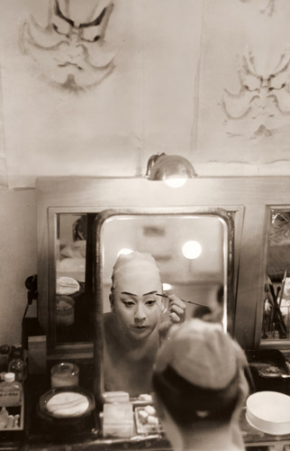 歌舞伎楽屋にて [渋谷喜一, アサヒカメラ 1955年4月号より] パブリックドメイン画像 