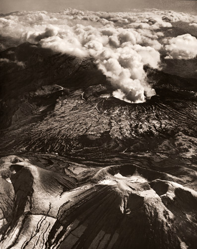 雲を吐く大阿蘇 [比良悠紀夫, アサヒカメラ 1955年4月号より] パブリックドメイン画像 