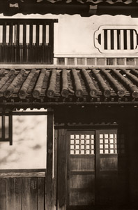 倉敷の民家 [緑川洋一, アサヒカメラ 1955年4月号より]のサムネイル画像