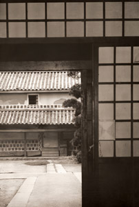 旧家の米倉 [緑川洋一, アサヒカメラ 1955年4月号より]のサムネイル画像