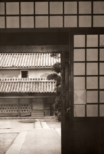 旧家の米倉 [緑川洋一, アサヒカメラ 1955年4月号より] パブリックドメイン画像 