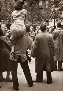 パリ祭 [ジゼル・フロイント, アサヒカメラ 1955年4月号より]のサムネイル画像