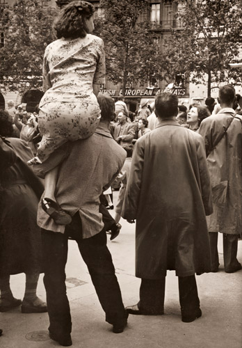 パリ祭 [ジゼル・フロイント, アサヒカメラ 1955年4月号より] パブリックドメイン画像 