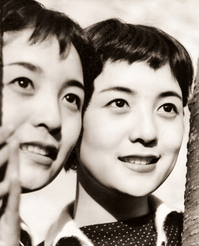 姉妹 [丸山巖, カメラ毎日 1956年5月号より] パブリックドメイン画像 
