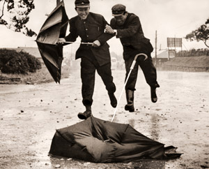 風雨の日 [秋元満正, カメラ毎日 1956年5月号より]のサムネイル画像