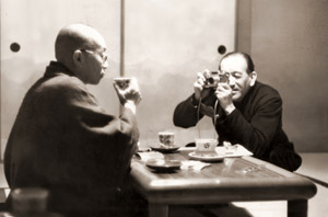里見先生と小津監督 [池部良, カメラ毎日 1956年5月号より]のサムネイル画像