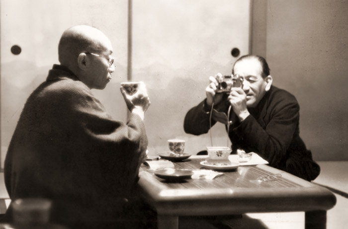 里見先生と小津監督 [池部良, カメラ毎日 1956年5月号より] パブリックドメイン画像 