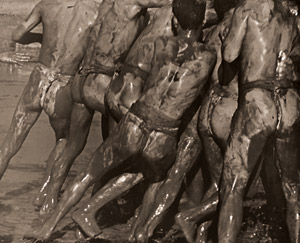 どろんこの裸祭 [境恵, カメラ毎日 1956年5月号より]のサムネイル画像
