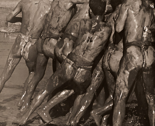 どろんこの裸祭 [境恵, カメラ毎日 1956年5月号より] パブリックドメイン画像 