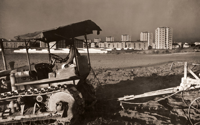 アパートの建設 [福田勝治, カメラ毎日 1956年5月号より] パブリックドメイン画像 