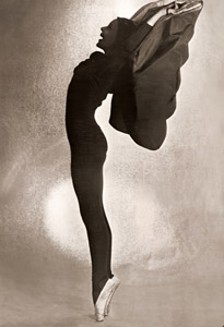 黒いチョウ(左部分カット） [ロルフ・ヴィンキスト, カメラ毎日 1956年5月号より]のサムネイル画像