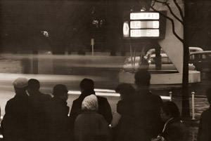 昨日も今日も都会の輪禍 [吉村正治, カメラ毎日 1956年5月号より]のサムネイル画像