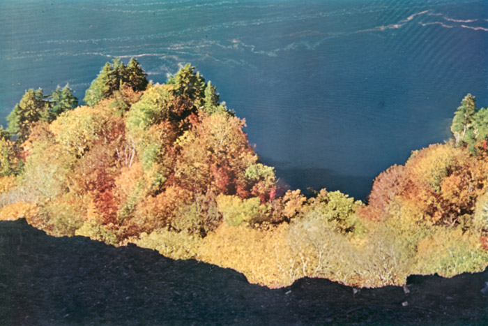 十和田湖の秋 [渡辺文芳, カメラ毎日 1956年5月号より] パブリックドメイン画像 