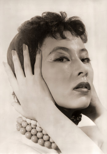 ハイキートーン(耳に手を当てる女性） [稲村隆正, ARS CAMERA 1955年1月号より] パブリックドメイン画像 