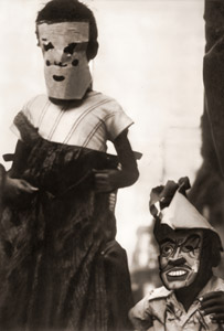 ハローウィンの子供たち シカゴの裏街で(仮面を被った子供達） [石本泰博, ARS CAMERA 1955年1月号より]のサムネイル画像