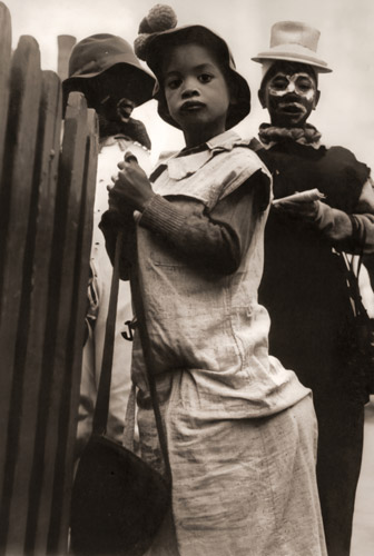 ハローウィンの子供たち シカゴの裏街で(仮装した子供達） [石本泰博, ARS CAMERA 1955年1月号より] パブリックドメイン画像 
