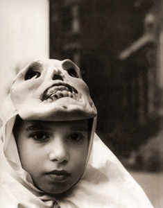 ハローウィンの子供たち シカゴの裏街で(仮面をずらした男の子） [石本泰博, ARS CAMERA 1955年1月号より]のサムネイル画像