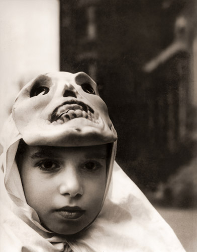 ハローウィンの子供たち シカゴの裏街で(仮面をずらした男の子） [石本泰博, ARS CAMERA 1955年1月号より] パブリックドメイン画像 
