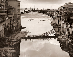 温泉町の川 [荒川憲二郎, ARS CAMERA 1955年1月号より]のサムネイル画像