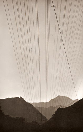 電線のある風景 [安藤勝, ARS CAMERA 1955年1月号より] パブリックドメイン画像 