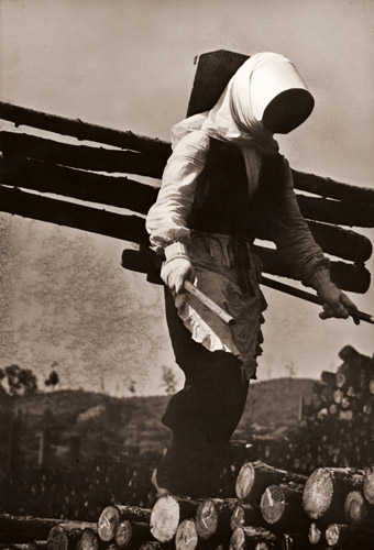 坑木を運ぶ女 [三堀家義, ARS CAMERA 1955年1月号より] パブリックドメイン画像 
