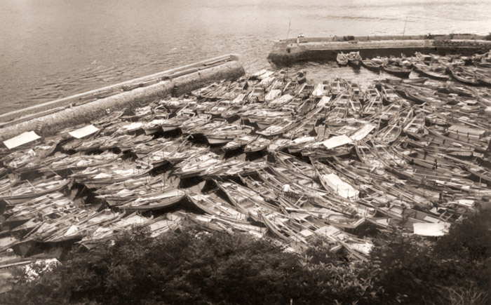 台風をさける舟群 [矢藤伝, ARS CAMERA 1955年2月号より] パブリックドメイン画像 