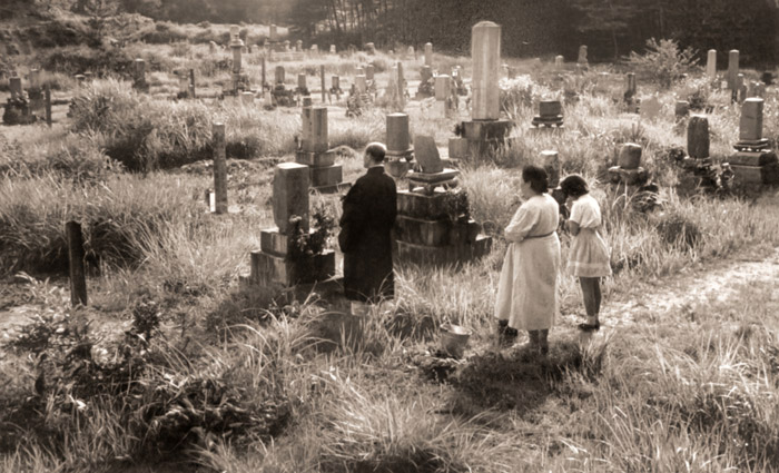 墓地 [渡辺延次, ARS CAMERA 1955年2月号より] パブリックドメイン画像 