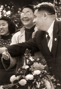 八芳園の歓迎パーティに臨んだ李女史と廖副団長 [田村茂, ARS CAMERA 1955年2月号より]のサムネイル画像