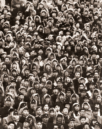 勝てり われら！ -組写真・早慶戦-(応援する観客たち） [共同製作・早稲田大学写真部, ARS CAMERA 1955年2月号より] パブリックドメイン画像 