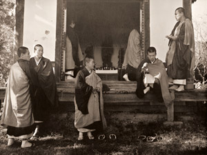 禅寺の僧侶たち [小林貞男, ARS CAMERA 1955年2月号より]のサムネイル画像