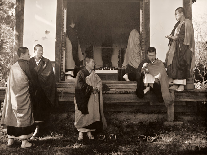 禅寺の僧侶たち [小林貞男, ARS CAMERA 1955年2月号より] パブリックドメイン画像 