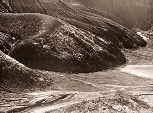 昭和新山 [魚住励, ARS CAMERA 1955年2月号より]のサムネイル画像