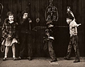 シカゴの裏街で(4人の子供達） [石元泰博, ARS CAMERA 1955年2月号より]のサムネイル画像