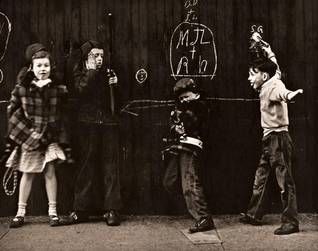 シカゴの裏街で(4人の子供達） [石元泰博, ARS CAMERA 1955年2月号より] パブリックドメイン画像 