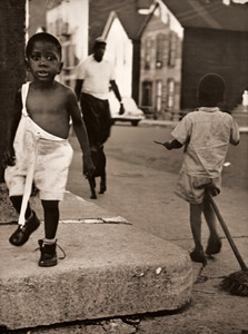 シカゴの裏街で(路地） [石元泰博, ARS CAMERA 1955年2月号より]のサムネイル画像