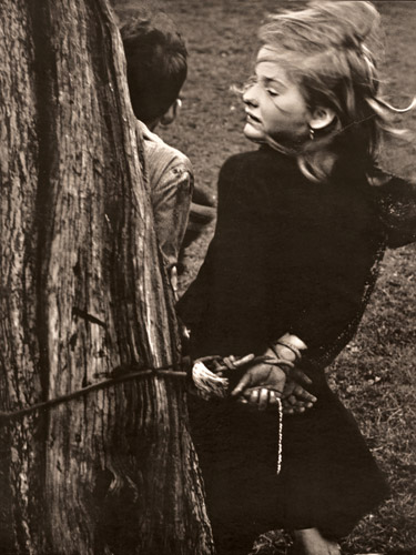 シカゴの裏街で(遊びで捕らえられた女の子） [石元泰博, ARS CAMERA 1955年2月号より] パブリックドメイン画像 