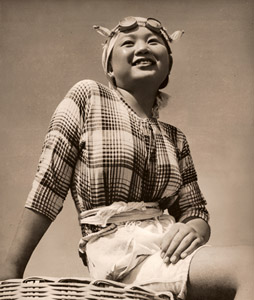 濱の娘 [榎本正男, アサヒカメラ 1940年6月号より]のサムネイル画像