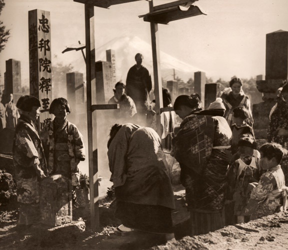 墓參 [外川朝次, アサヒカメラ 1940年6月号より] パブリックドメイン画像 