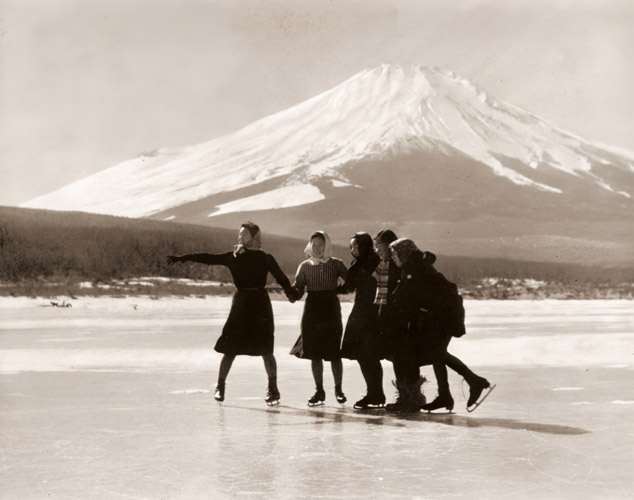 山中湖にて [朝山三之助, アサヒカメラ 1940年6月号より] パブリックドメイン画像 