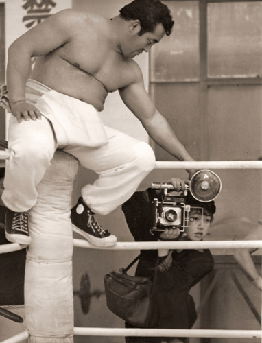 ある女カメラマンの生活(力道山道場に現れる女カメラマン） [田沼武能, アサヒカメラ 1956年1月号より] パブリックドメイン画像 