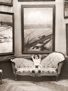 門衛の子供 [ロルフ・ヴィンキスト, アサヒカメラ 1956年1月号より]のサムネイル画像