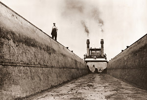 外輪船と艀 [イヴァン・マッサー, アサヒカメラ 1956年1月号より]のサムネイル画像