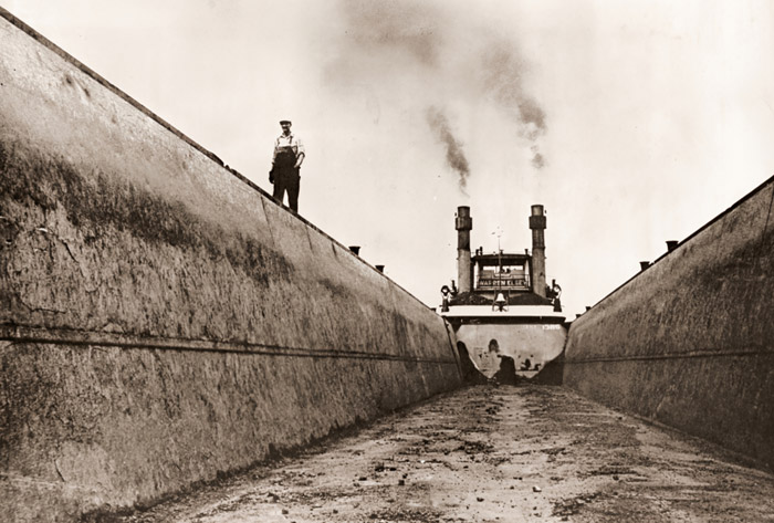 外輪船と艀 [イヴァン・マッサー, アサヒカメラ 1956年1月号より] パブリックドメイン画像 