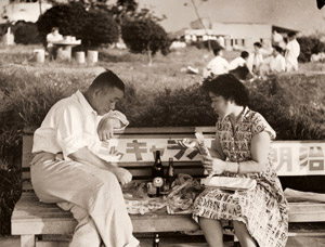 夫婦 [富田隆彦, アサヒカメラ 1956年1月号より]のサムネイル画像