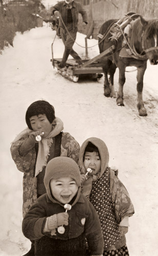 村童 [鈴木義夫, アサヒカメラ 1956年1月号より] パブリックドメイン画像 